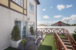 a balcony with chairs on the side of a building at B&B Landrynka in Krynica Morska