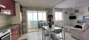 Una cocina y una sala de estar con una mesa y un sofá. en Arribolas, en Bermeo