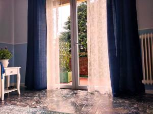 een kamer met een deur met gordijnen en een raam bij San Felice in Favaro Veneto