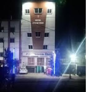 een gebouw met een straatlicht ervoor bij Hotel Vinayak Vihar, Sasaram in Ara