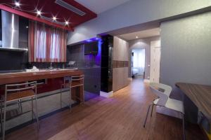 Кухня или мини-кухня в Petit Palace Tamarises
