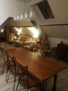 的住宿－Simba，客厅配有木桌和椅子