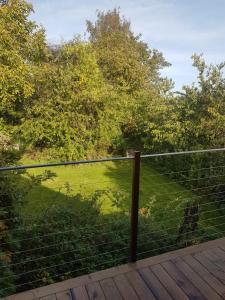 的住宿－Simba，草地上甲板上的围栏