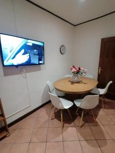 A television and/or entertainment centre at Da Adriana al vaticano