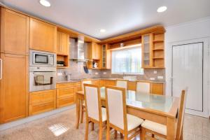 Η κουζίνα ή μικρή κουζίνα στο Amora Classic Villa