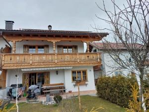 una casa con un balcón de madera en la parte superior en Ferienlodge Karwendelblick, en Krün