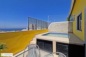 - un balcon avec une piscine au-dessus d'un bâtiment dans l'établissement Linda Cobertura duplex com varanda e piscina, à Rio de Janeiro
