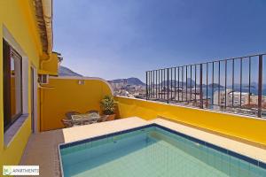 - une piscine sur le balcon d'un bâtiment dans l'établissement Linda Cobertura duplex com varanda e piscina, à Rio de Janeiro
