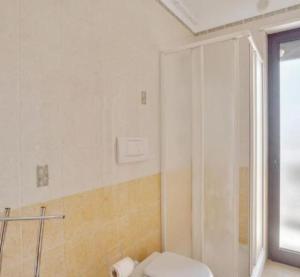 y baño con aseo y ducha acristalada. en L'orchidea appartamento in Puglia, en Sammichele di Bari