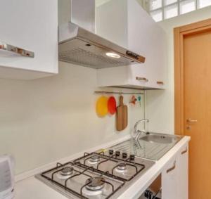 A kitchen or kitchenette at L'orchidea appartamento in Puglia