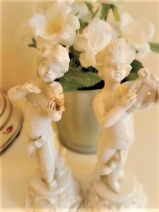 シエナにあるcasa Beccheriaの花瓶の横に立つ二人の子像