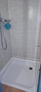 Grand studio 4 pers superbe vue mer et cocotiers dans Village Vacances Sainte-Anne plage à - 30 m的一间浴室