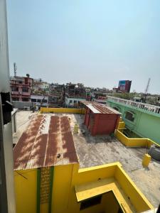 vista para o telhado de um edifício em ROOP AMRIT GUEST HOUSE em Agartala