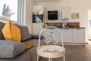 two wine glasses on a table in a living room at Pia´s Bleibe in Caldaro