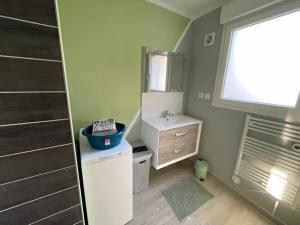 Kuchyňa alebo kuchynka v ubytovaní Charmant gîte au cœur des huttes, proche de la mer