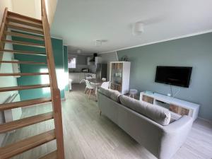 Televízia a/alebo spoločenská miestnosť v ubytovaní Charmant gîte au cœur des huttes, proche de la mer