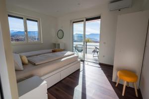 a bedroom with a large bed and a balcony at Pia´s Bleibe in Caldaro