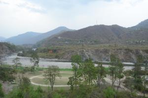 vista su un fiume con montagne sullo sfondo di Shivalik Riverine Homestay and hotel a Lansdowne