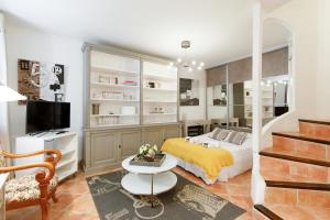 1 dormitorio con 1 cama con manta amarilla en Maison De Poupée YourHostHelper, en Tourrettes