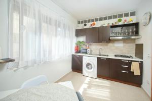 a kitchen with a washer and dryer in a room at B&B SOGNI D'ORO in Reggio di Calabria