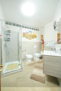 a bathroom with a shower and a toilet and a sink at B&B SOGNI D'ORO in Reggio di Calabria