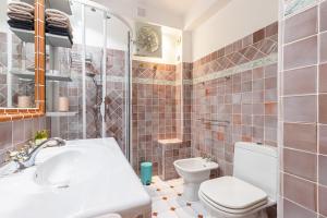 a bathroom with a white sink and a toilet at GOLFE BLEU - Havre de paix en bord de plage in Roquebrune-Cap-Martin +18 photos