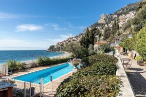 a swimming pool with a view of the ocean at GOLFE BLEU - Havre de paix en bord de plage in Roquebrune-Cap-Martin