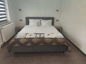 塔古玖Casa de la Nuc的一间卧室，床上有一张带毛巾的床