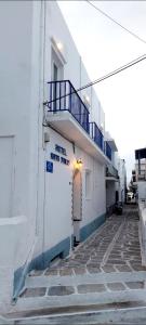 a building with a balcony on the side of it at Kato Yialos Paros in Parikia