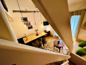 een woonkamer met een tafel bij Résidence Le SUNSET Marseillan-plage, entre mer et lagune de Thau, étape vélo, famille, couple, VRP, toutou admis, jardin, parking privé gratuit, vélos, Clim, WIFI fibre gratuite, commodités, plage et piste cyclable à proximité, 6 couchages nous contacter in Marseillan