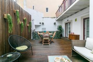 um pátio exterior com uma mesa e cadeiras em Gonzalos's Guest Apartments - Alfama Terrace em Lisboa