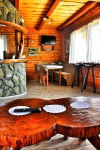 Cabaña de madera con mesa de madera en una habitación en Domek u Johnnego 27, 