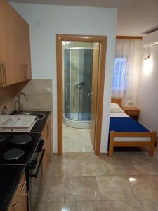 una cucina con un lavandino e un letto in una stanza di Žulj Vodice a Vodice