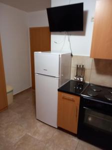 una cucina con un frigorifero bianco e una stufa di Žulj Vodice a Vodice Altre 5 foto