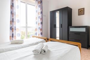A bed or beds in a room at La Ginestra - between lake and mountains