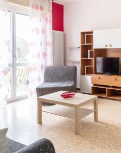 A television and/or entertainment centre at La Ginestra - between lake and mountains