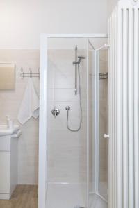 A bathroom at La Ginestra - between lake and mountains