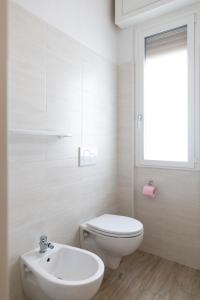 A bathroom at La Ginestra - between lake and mountains Még 14 kép