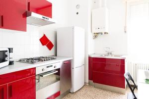 A kitchen or kitchenette at La Ginestra - between lake and mountains