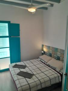 um quarto com uma cama e uma ventoinha de tecto em Apartment Blue Lagune em Villajoyosa