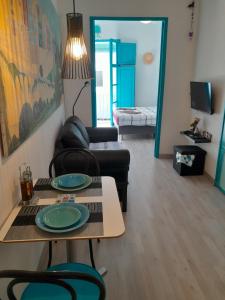 ein Wohnzimmer mit einem Tisch und einem Sofa in der Unterkunft Apartment Blue Lagune in Villajoyosa
