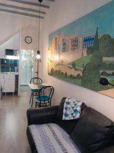 uma sala de estar com um sofá e uma mesa em Apartment Blue Lagune em Villajoyosa