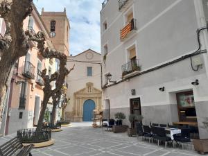 a courtyard with chairs and a blue door in a building at Apartment Blue Lagune in Villajoyosa