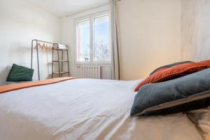 Ce lit se trouve dans un dortoir doté d'une fenêtre. dans l'établissement Maison confortable, terrasse et jardin à Amiens, à Amiens