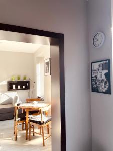 a dining room with a table and a bedroom at Apartament Kaja in Siemianowice Śląskie