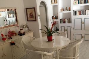 un comedor blanco con mesa y sillas en Blue Horizon Apartment, en Granada