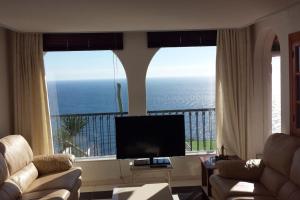 sala de estar con vistas panorámicas al océano en Blue Horizon Apartment, en Granada