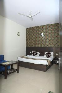 Sunshine Residency Castle Pvt Ltd tesisinde bir odada yatak veya yataklar