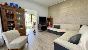 ein Wohnzimmer mit Sofa, Sesseln und Fernseher in der Unterkunft Casa Carmelita in Las Palmas de Gran Canaria