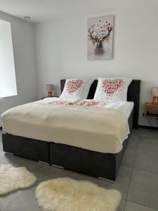 una camera da letto con un grande letto con fiori di Hof Gemehret a Eupen
